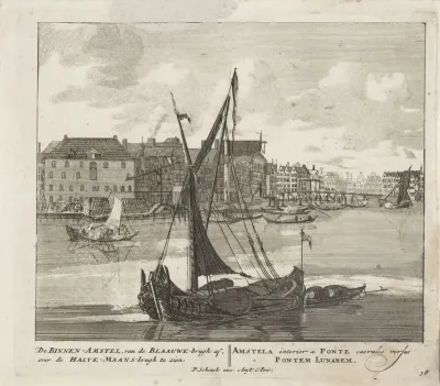 Gezicht op de Binnen-Amstel en de Halvemaansbrug te Amsterdam