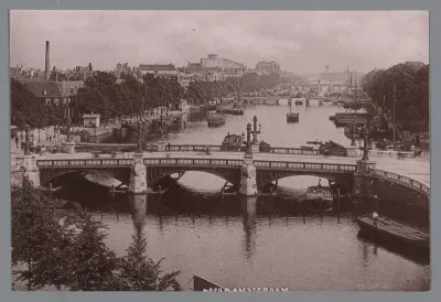 Gezicht op de Blauwbrug over de Amstel te Amsterdam