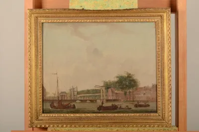 Gezicht op de Boompoort, met wachthuis, ophaalbrug en hamei