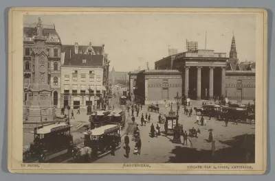 Gezicht op de Dam en de Beurs van Zocher te Amsterdam