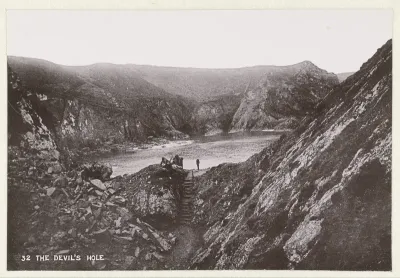 Gezicht op de Devil's Hole in Saint Mary, Jersey