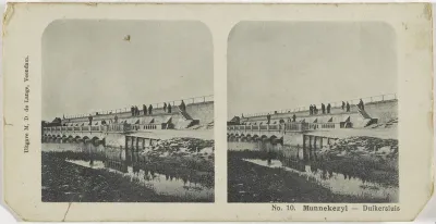 Gezicht op de Duikersluis in Munnekezijl op de grens van Friesland en Groningen