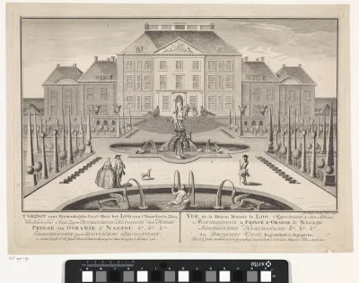 Gezicht op de fonteinen en Paleis Het Loo, gezien vanuit het noorden