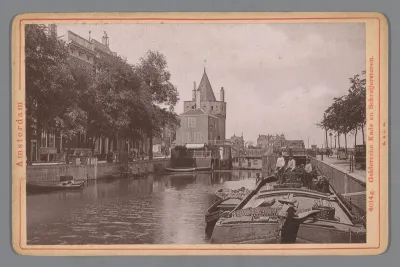 Gezicht op de Geldersekade en Schreierstoren in Amsterdam
