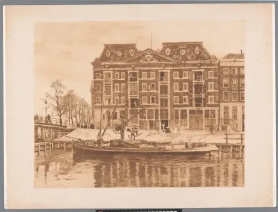 Gezicht op de gevel van het pakhuis van de WIC vanaf Oudeschans gezien