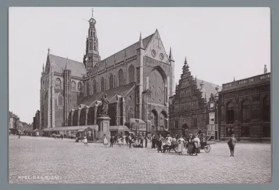 Gezicht op de Grote Kerk of Sint-Bavokerk en de Vleeshal te Haarlem