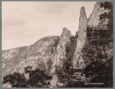 Gezicht op de Hexentanzplatz in de Harz