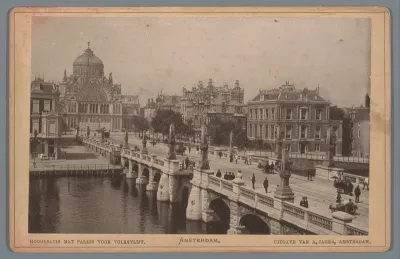 Gezicht op de Hogesluis in Amsterdam, met op de achtergrond het Paleis voor Volksvlijt