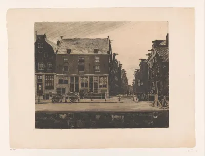 Gezicht op de Jodenhouttuinen in Amsterdam vanaf het water bij de Sint Antoniesluis