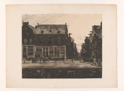 Gezicht op de Jodenhouttuinen in Amsterdam vanaf het water bij de Sint Antoniesluis