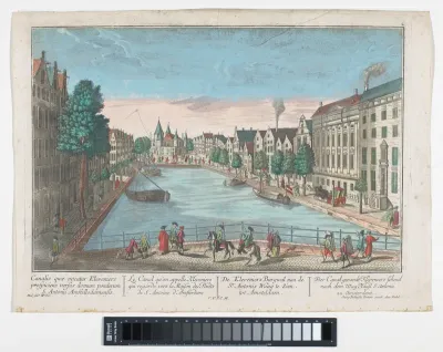 Gezicht op de Kloveniersburgwal en de Waag op de Nieuwmarkt te Amsterdam