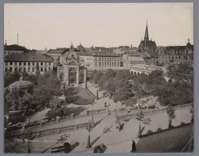 Gezicht op de Kochbrunnenplatz te Wiesbaden