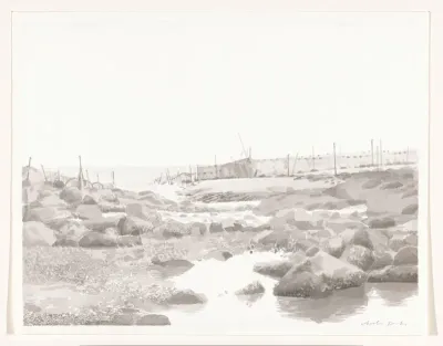 Gezicht op de kust met fuiken en netten aan de Waddenzee