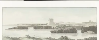 Gezicht op de kust van de Adriatische zee met een observatietoren aan de overzijde van Monopoli