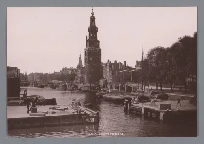 Gezicht op de Montelbaanstoren en de Oudeschans in Amsterdam