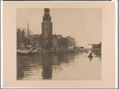 Gezicht op de Montelbaanstoren in Amsterdam vanaf het water van de Oudeschans