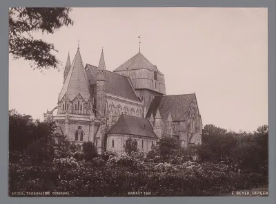 Gezicht op de Nidaros-domkerk in Trondheim