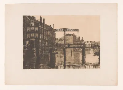 Gezicht op de ophaalbrug tussen Rapenburg en Uilenburg