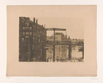 Gezicht op de ophaalbrug tussen Rapenburg en Uilenburg