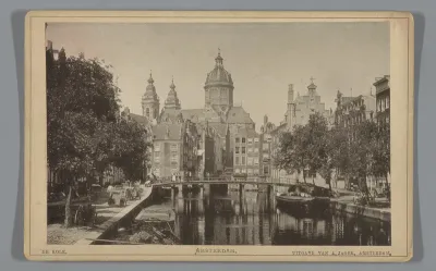 Gezicht op de Oudezijds Kolk met de Armbrug en op de achtergrond de Nicolaaskerk in Amsterdam
