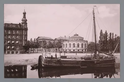 Gezicht op de Plantage Middenlaan met op de voorgrond de Plantage Muidergracht in Amsterdam