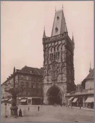 Gezicht op de Polvertoren in Praag