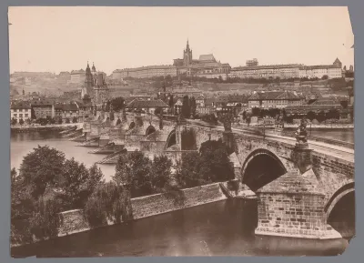 Gezicht op de Praagse burcht op het Hradčany en de Karelsbrug over de Moldau