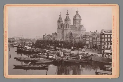 Gezicht op de Prins Hendrikkade en de Nicolaaskerk in Amsterdam