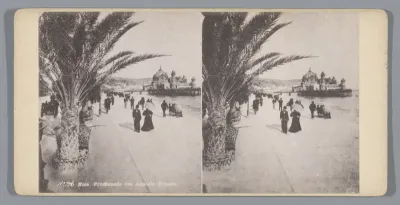 Gezicht op de Promenade des Anglais in Nice