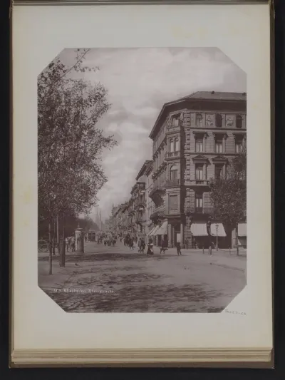 Gezicht op de Rheinstrasse te Wiesbaden