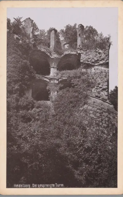 Gezicht op de ruïne van de kruidtoren bij Schloss Heidelberg