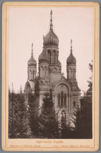 Gezicht op de Russische kerk van de Heilige Elisabeth in Wiesbaden