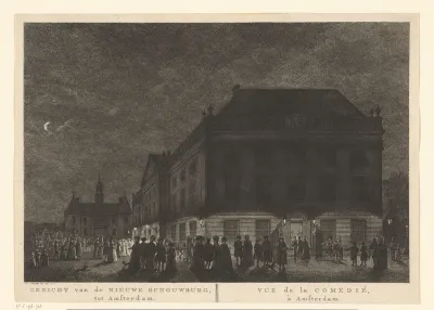 Gezicht op de schouwburg aan het Leidseplein te Amsterdam bij avond
