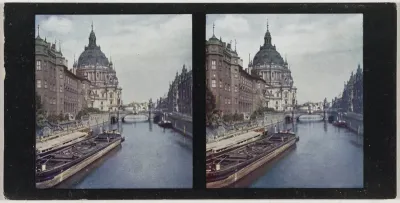 Gezicht op de Spree en het Stadschloss in Berlijn