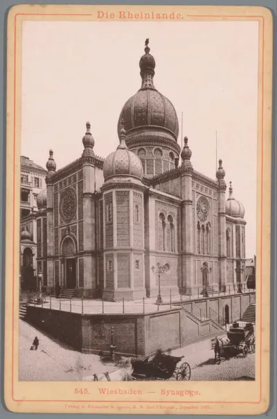 Gezicht op de synagoge in Wiesbaden