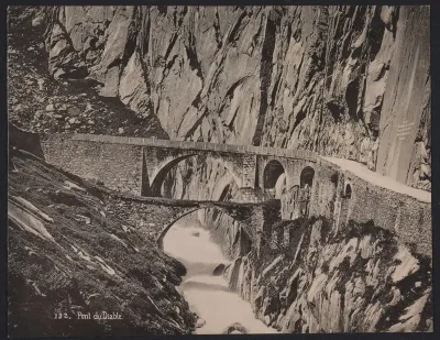 Gezicht op de Teufelsbrücke over de Schöllenenkloof nabij de Gotthardpas, Zwitserland