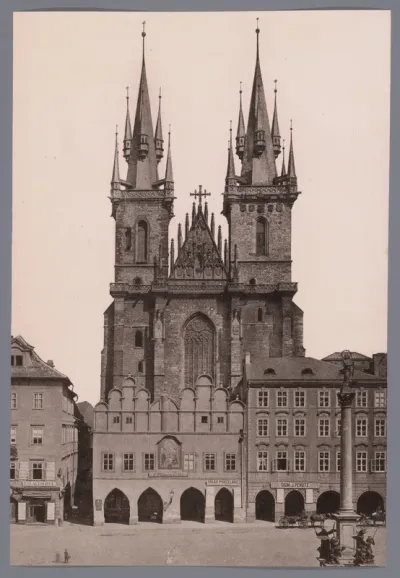Gezicht op de Týnkerk in Praag