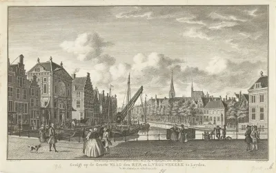 Gezicht op de Waag, de Oude Rijn en de Vrouwekerk te Leiden