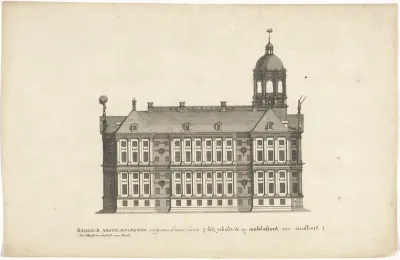 Gezicht op de zijgevel van het Stadhuis op de Dam van Amsterdam