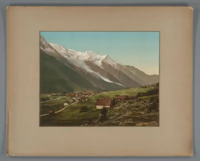 Gezicht op een dorp in de Alpen