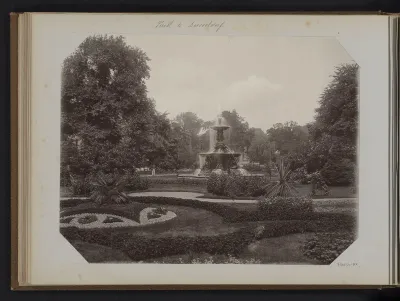 Gezicht op een fontein in een park te Düsseldorf