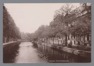 Gezicht op een gracht in Amsterdam