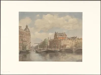 Gezicht op een gracht, waarschijnlijk de Geldersekade, gezien naar de Waag