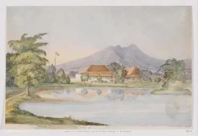 Gezicht op een huis met een Nederlandse vlag en vijver tegen een berg, West-Java