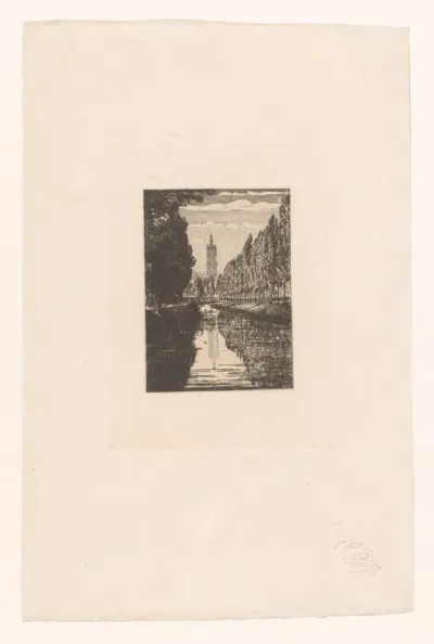 Gezicht op een kanaal met op de achtergrond een toren