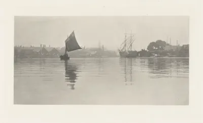 Gezicht op een stad aan de kust van Groot-Brittannië, vooraan enkele schepen