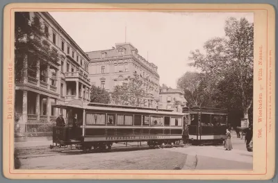 Gezicht op een straat is Wiesbaden met een tram