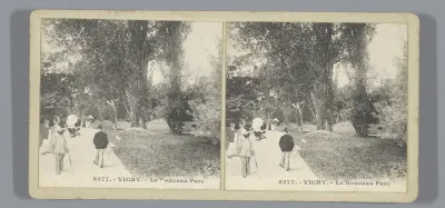 Gezicht op een wandelpad in vermoedelijk het Parc des Sources in Vichy