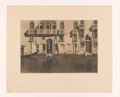 Gezicht op gevels en meerpalen langs het Canal Grande in Venetië