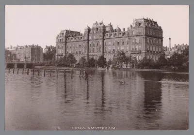 Gezicht op het Amstel Hotel aan de Amstel te Amsterdam